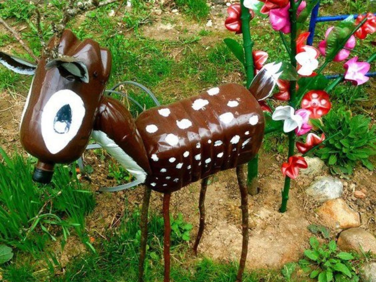 Animals with plastic bottles to decorate the Garden