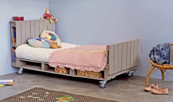 furniture and childrens toys made with wooden pallets 2
