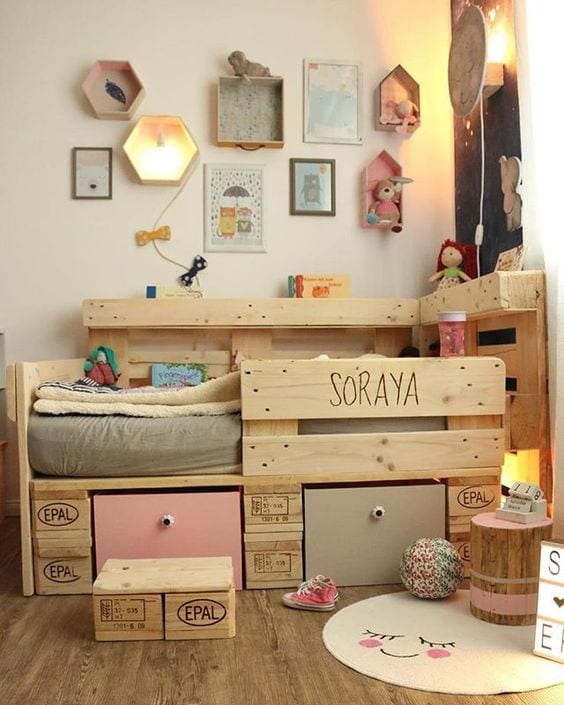 furniture and childrens toys made with wooden pallets 3