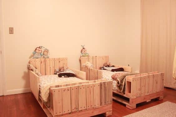 furniture and childrens toys made with wooden pallets 9