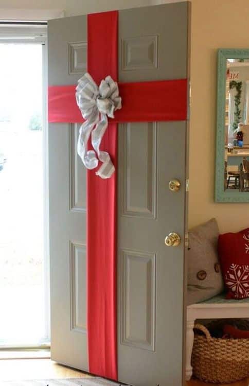 ideas for decorating the door at christmas 6