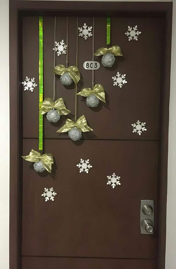 ideas for decorating the door at christmas 7