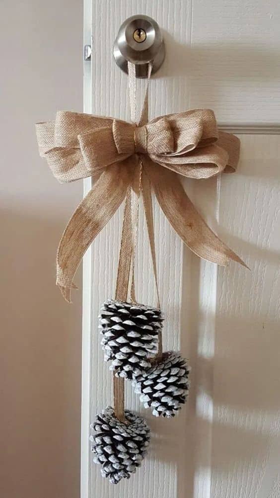 ideas for decorating the door at christmas