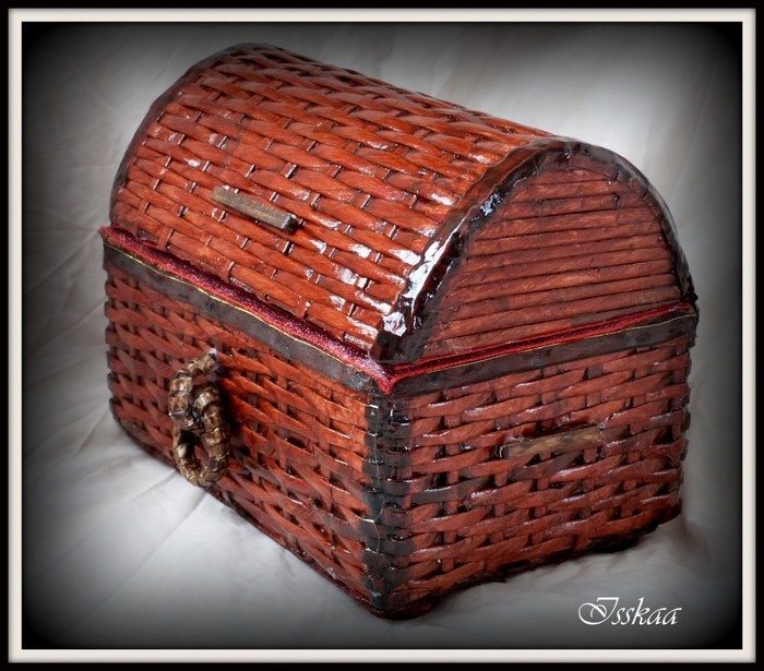 rustic trunk made with newspaper or magazine paper tubes 11